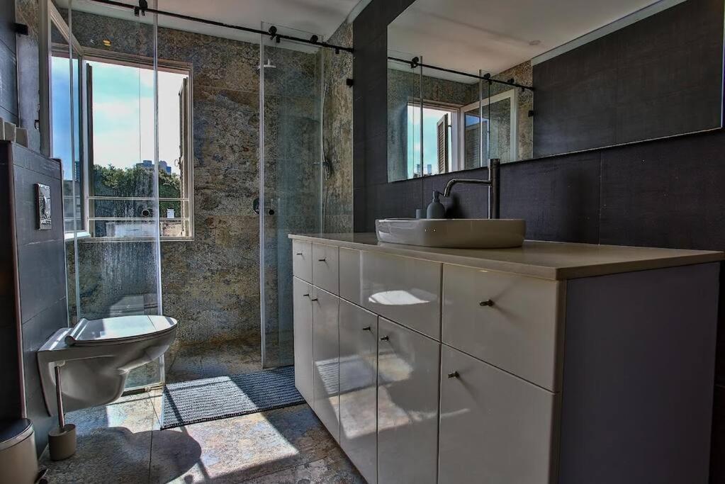 Shenkin Street 2br Rooftop Penthouse Tel-Aviv